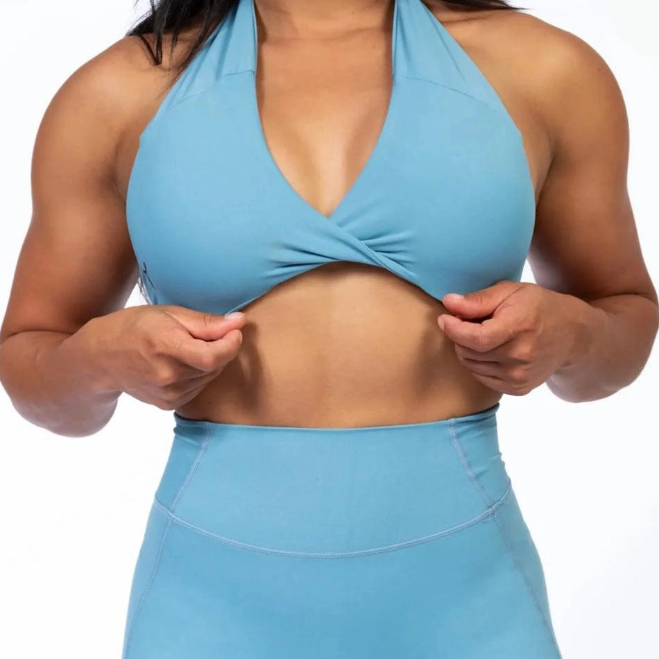 Sujetador deportivo tipo top halter torcido