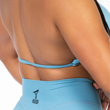 Sujetador deportivo tipo top halter torcido